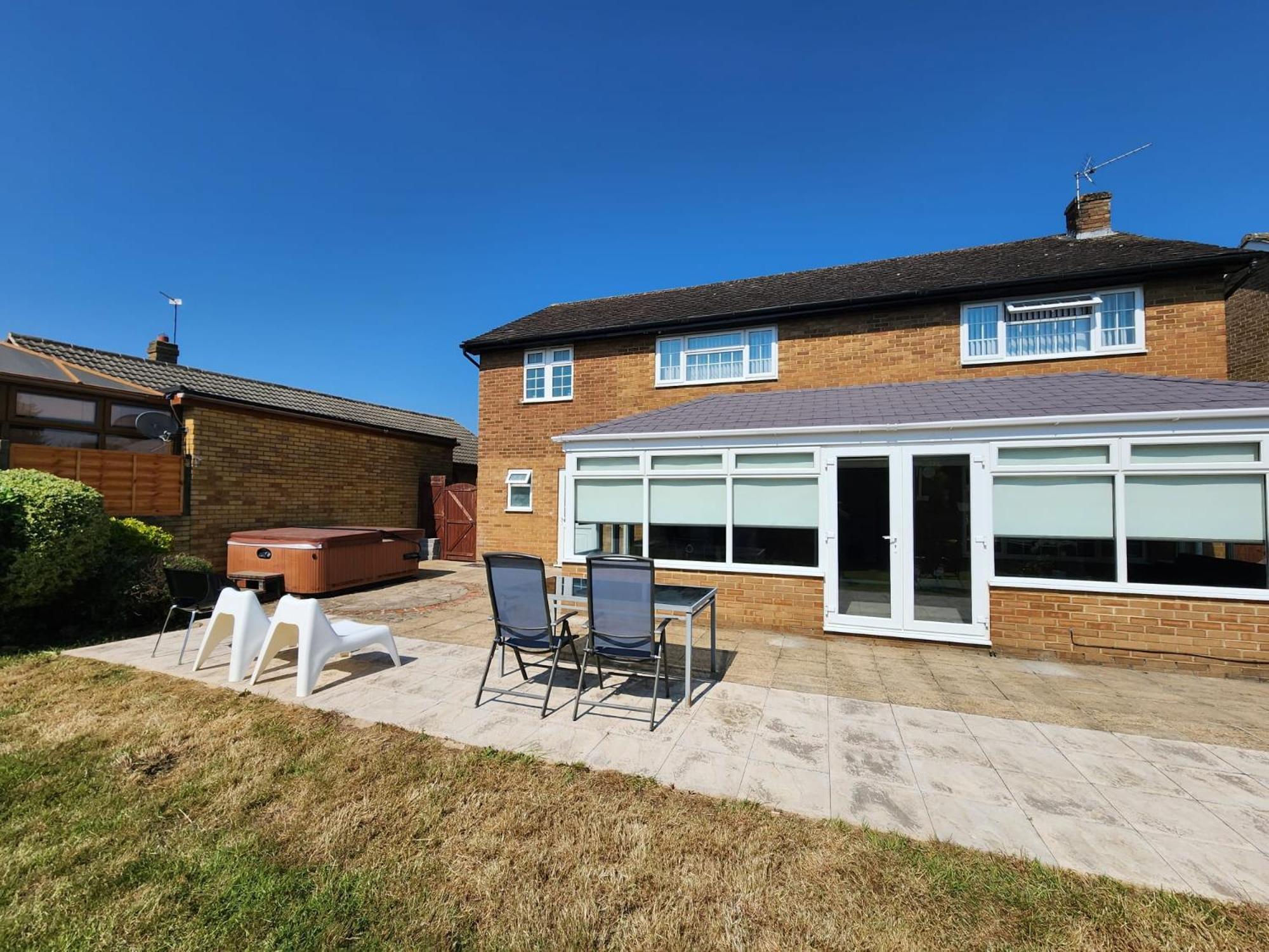 Kennedy Villa - 5 Bedroom House With Hot Tub, Wifi, Free Parkings, Close To Bicester Village Exterior foto