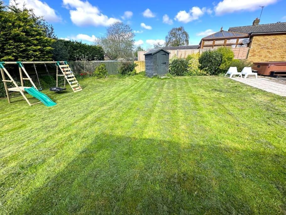 Kennedy Villa - 5 Bedroom House With Hot Tub, Wifi, Free Parkings, Close To Bicester Village Exterior foto
